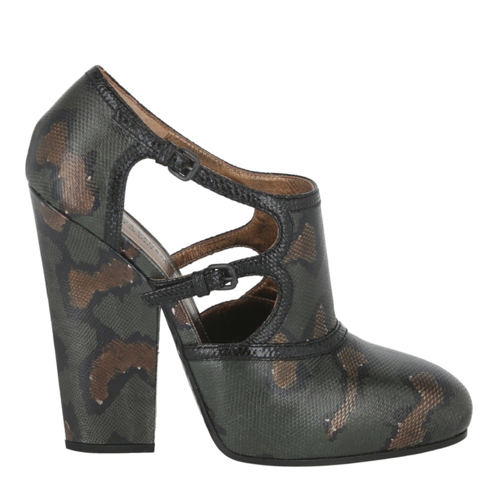 ‼️ SOLD‼️
‼️Authentic‼️ Bottega Veneta Chunky Heel Almond Toe Pump